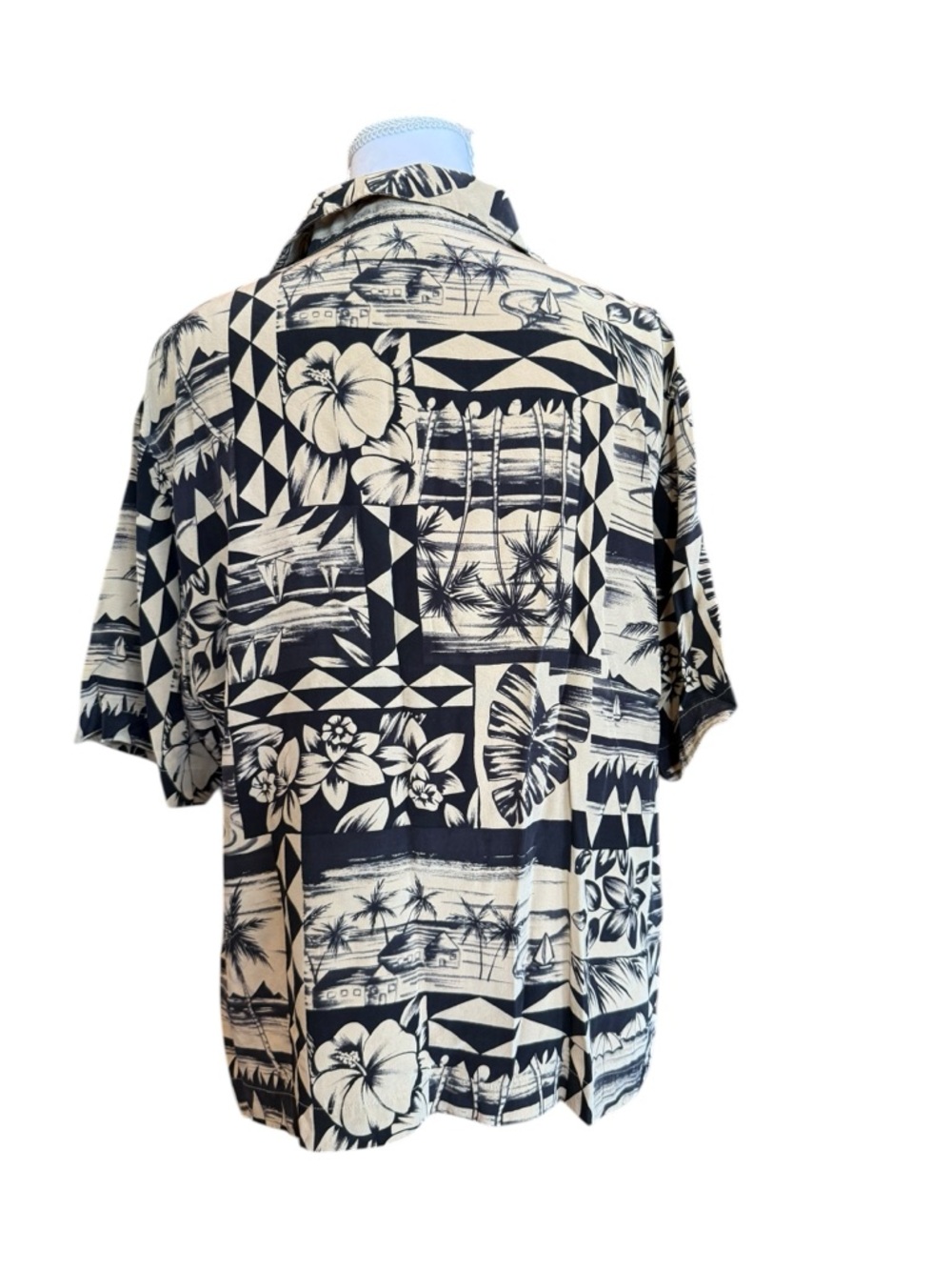 Chico’s 100% Silk Hawaiian Button Up Shirt Size Large Black Tan Tropical Print - Picture 7 of 9